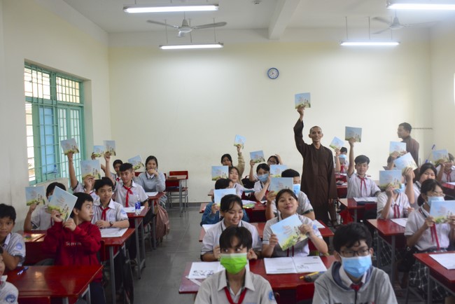 Tặng sách trường THCS Nguyễn Văn Bứa, Hóc Môn